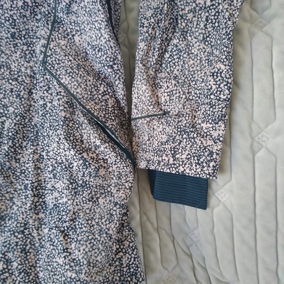 Lululemon women's light weight athletic jacket Runaway - Picture 7 of 12